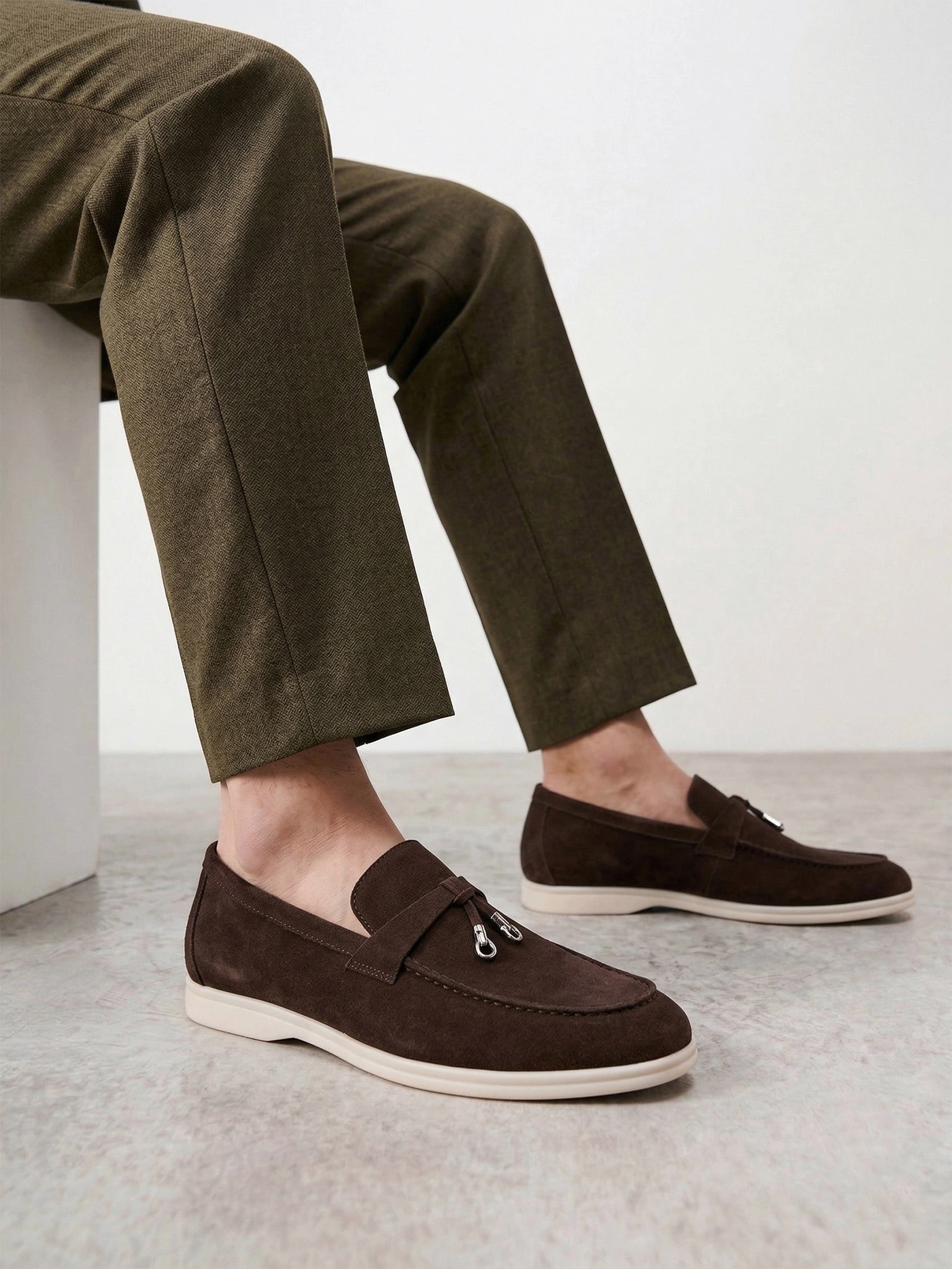 Туфли-лоферы темно-коричневого цвета на низкой подошве